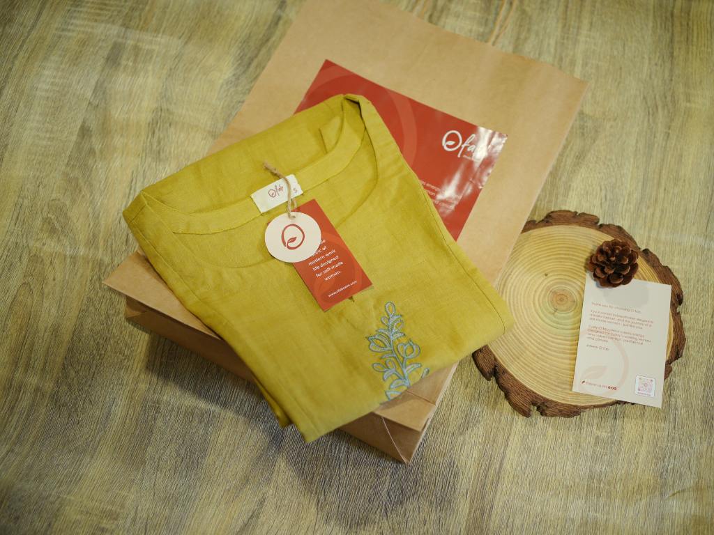 SLITTED SLEEVELESS KURTHA WITH POCKET