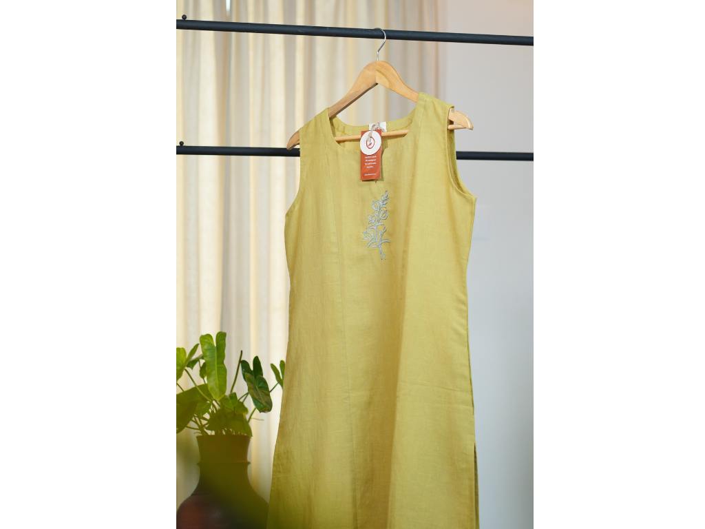 SLITTED SLEEVELESS KURTHA WITH POCKET