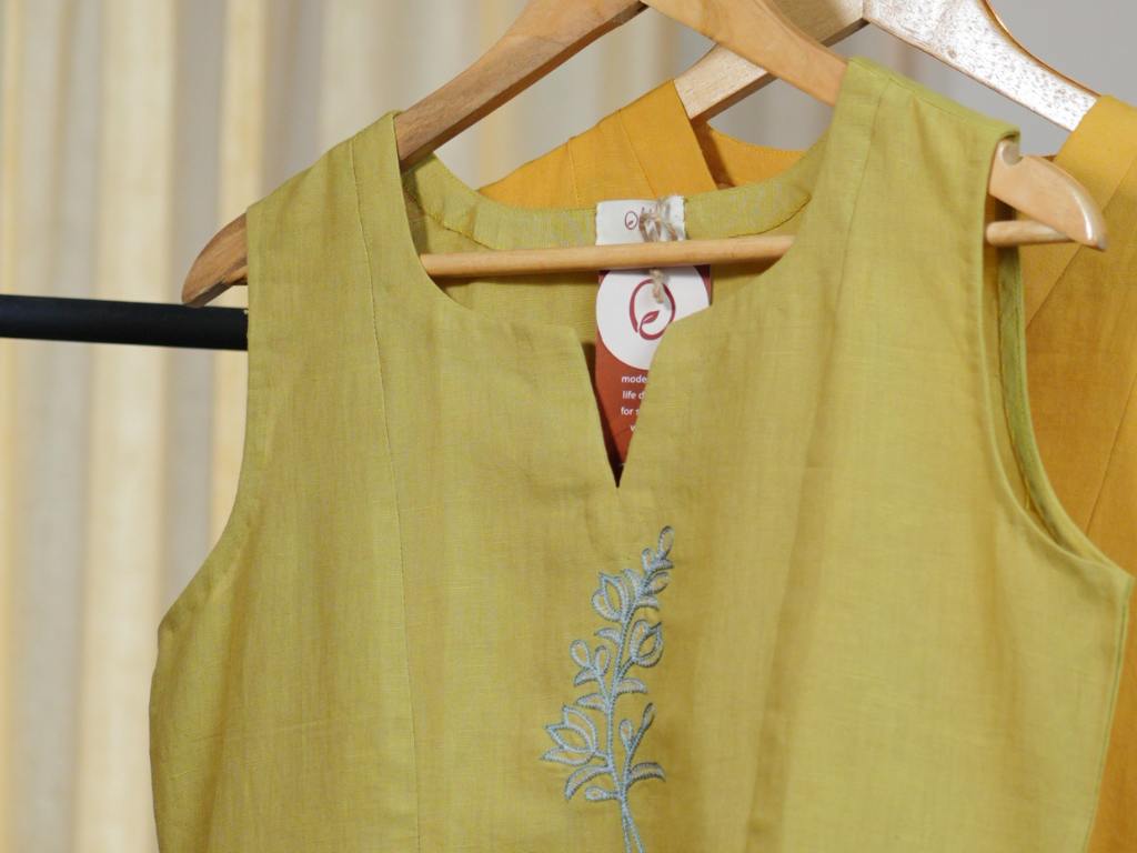 SLITTED SLEEVELESS KURTHA WITH POCKET